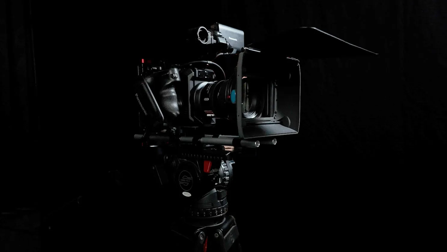 Panasonic EVA1 mit Mattebox auf einem Sachtler-Stativ